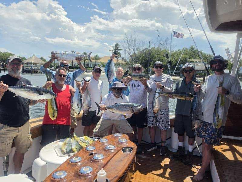 The REEL COMMUNITY — a crew of Fishaholics with their offshore haul
